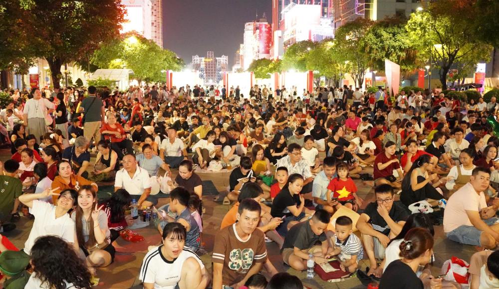 Người dân và du khách tập trung tại phố đi bộ Nguyễn Huệ chiêm ngưỡng màn pháo hoa mừng lễ 30.4. Ảnh: Anh Tú