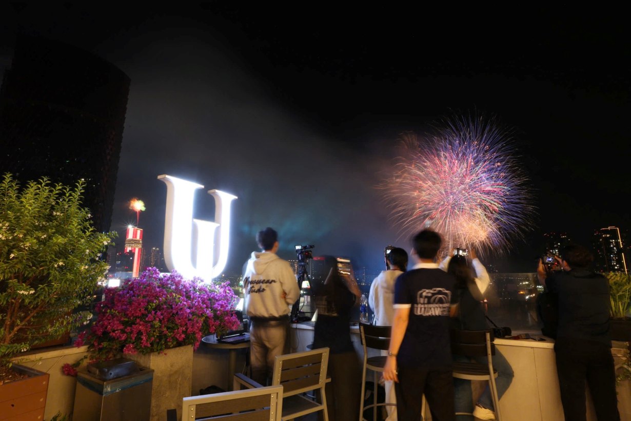 Người dân xem pháo hoa. Ảnh: Thái Bảo