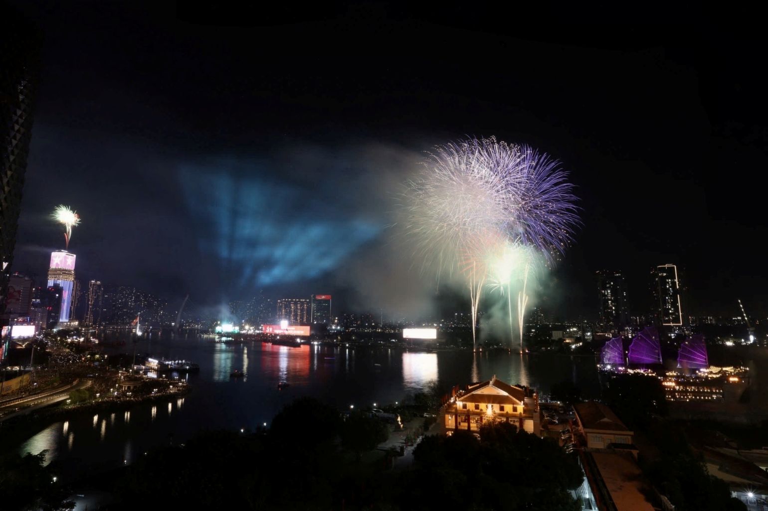 Pháo hoa nhiều sắc màu tối 30.4. Ảnh: Thái Bảo