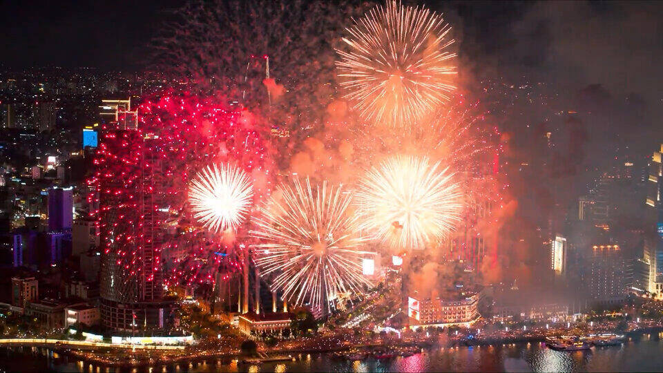 Fireworks brightly shine in the sky of Ho Chi Minh City. Photo: Anh Tu