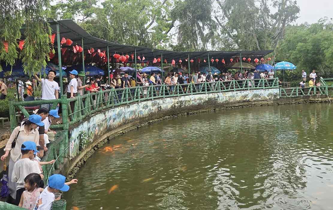 Du khách tham quan khu di tích. Ảnh: Mai Ngân