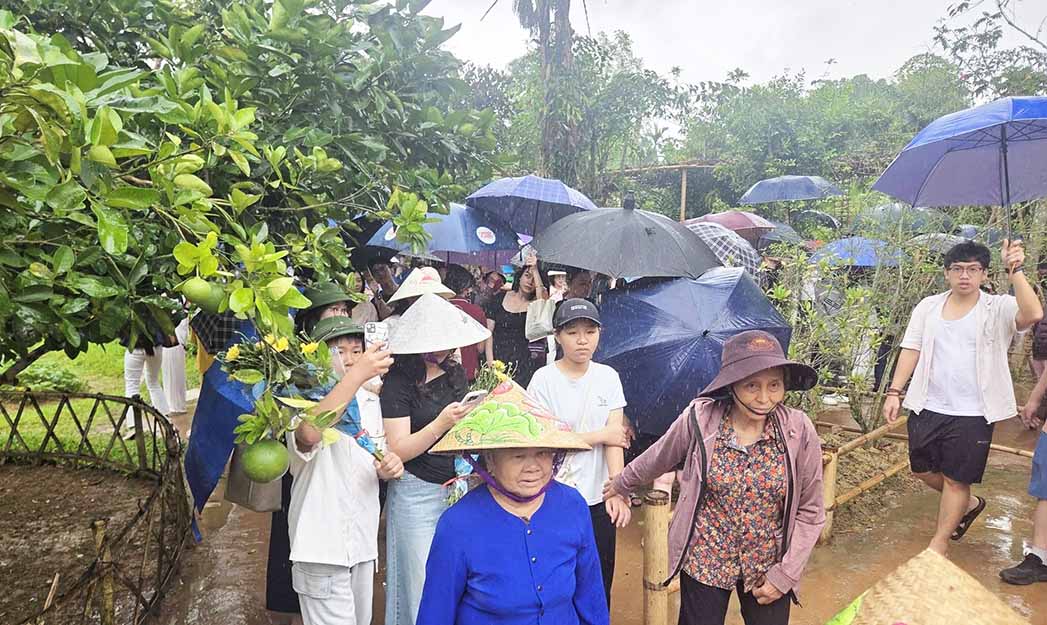 Tens of thousands of people from all over the country pilgrimage to the Kim Lien Special National Relic Site on the 30th. 4. Photo: Mai Ngan