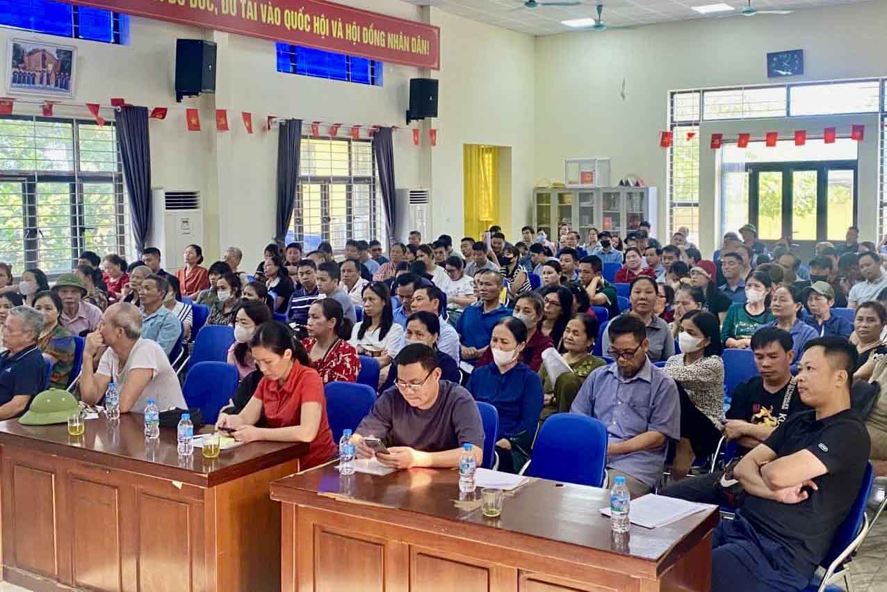 People fill the cultural house of Ta Thanh Oai village (Dai Thanh commune, Hanoi) listening to information about land acquisition and site clearance for the Ring Road 3.5 project. Photo: Dai Thanh commune