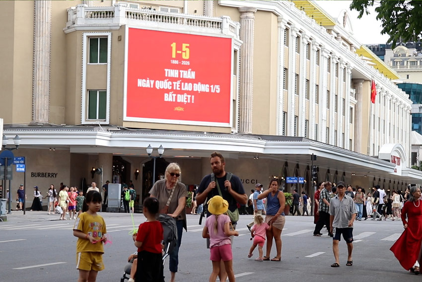 Les touristes affluent à Hanoï pendant les vacances, de nombreux services maintiennent des prix stables