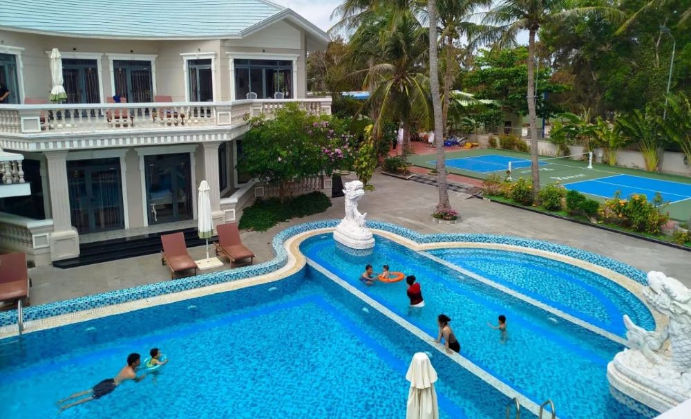 Cơ sở lưu trú tại đảo Phú Quý đều kín phòng trong dịp lễ. Ảnh: Duy Tuấn 