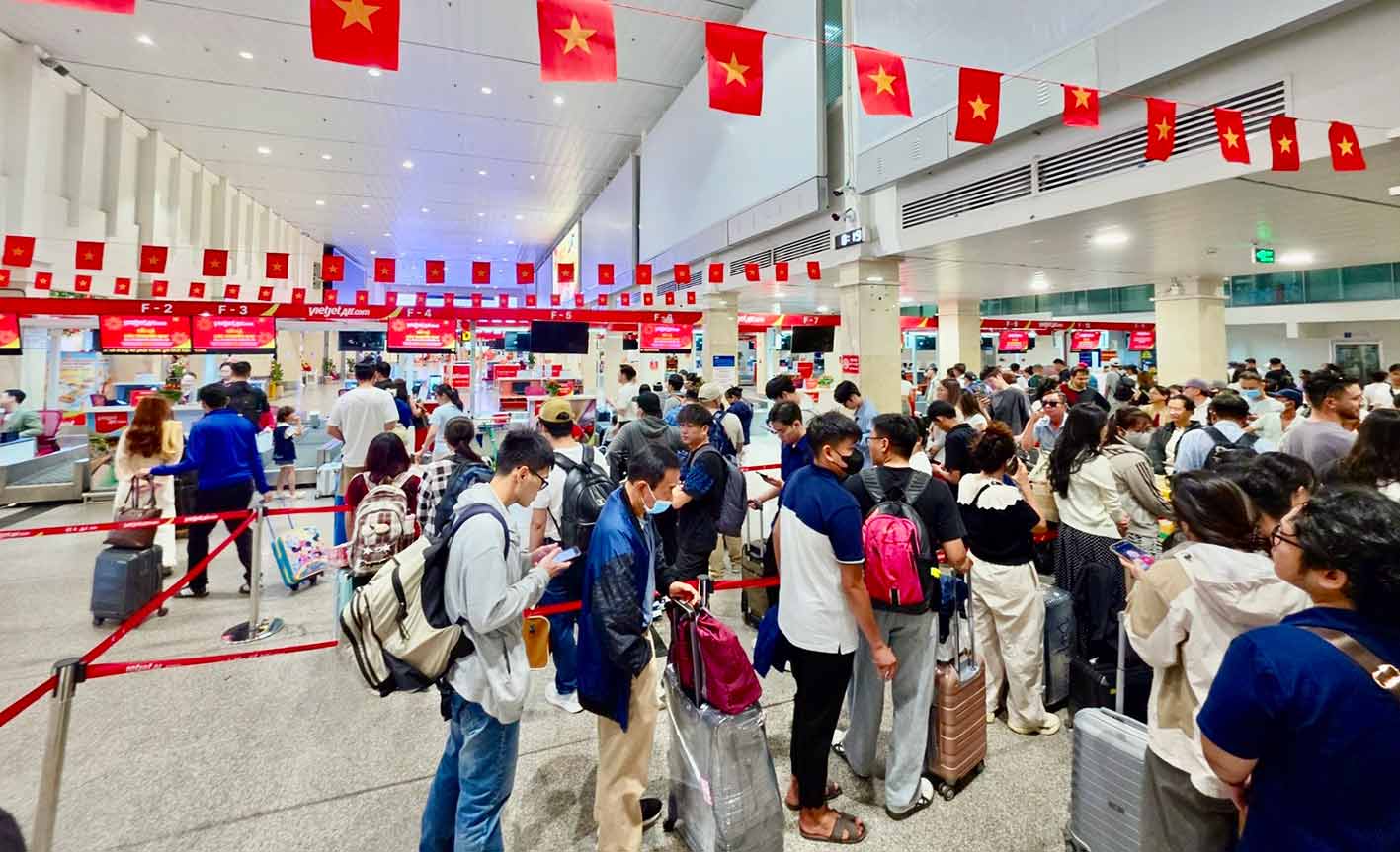 Không khí tự hào Việt Nam được nối dài tại các nhà ga, nơi sắc đỏ hiện diện trong từng góc nhỏ. Ảnh: Vietjet