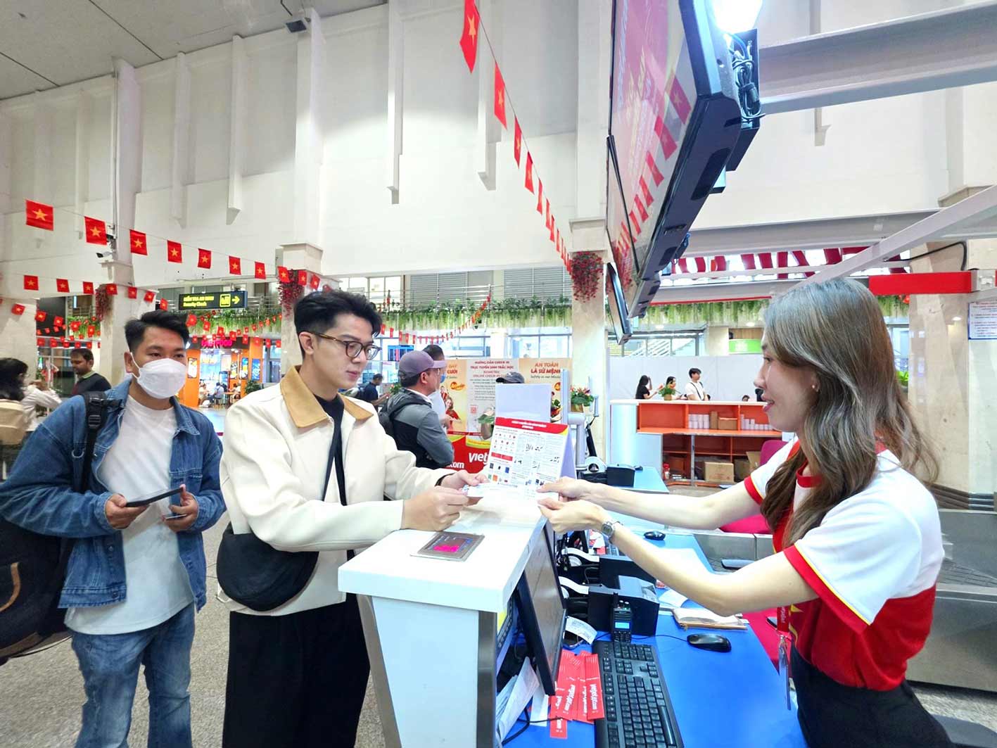 Nụ cười thân thiện, sự tận tâm trong từng cử chỉ không chỉ mang đến cảm giác gần gũi, mà còn góp phần lan tỏa vẻ đẹp con người Việt Nam đến bạn bè quốc tế. Ảnh: Vietjet