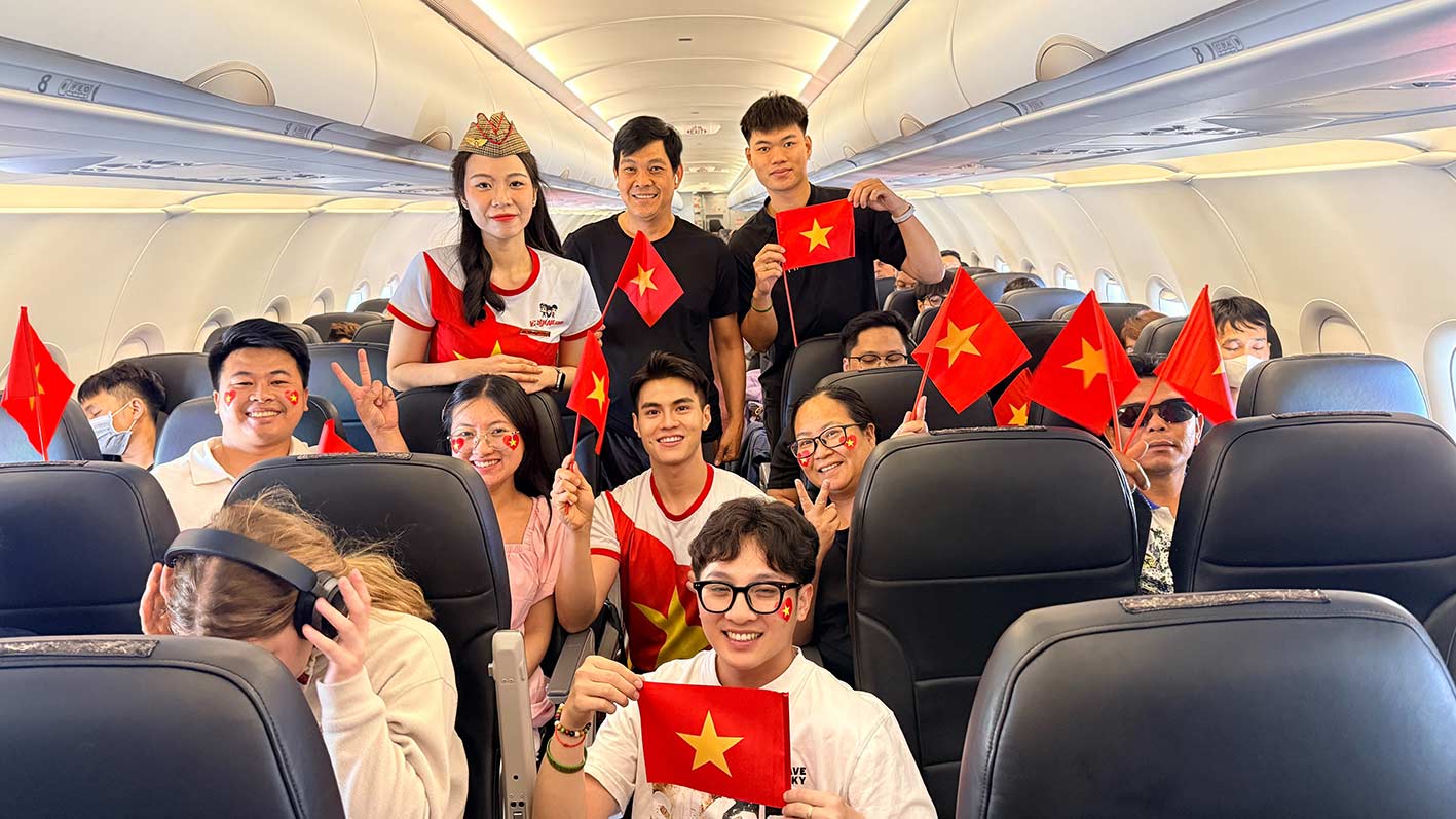 Trong dịp này, các tiếp viên hàng không Vietjet cũng đặc biệt xuất hiện với trang phục cờ đỏ sao vàng cách điệu, cùng giới thiệu bản sắc văn hóa Việt Nam, tình yêu và niềm tự hào với bạn bè quốc tế. Ảnh: Vietjet