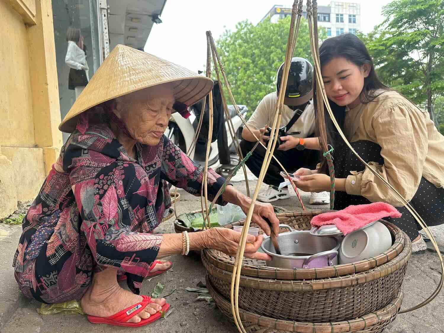 People and tourists come to the "banh duc mat" pot of an 85-year-old woman in Hue. Photo: Ngo Hien.