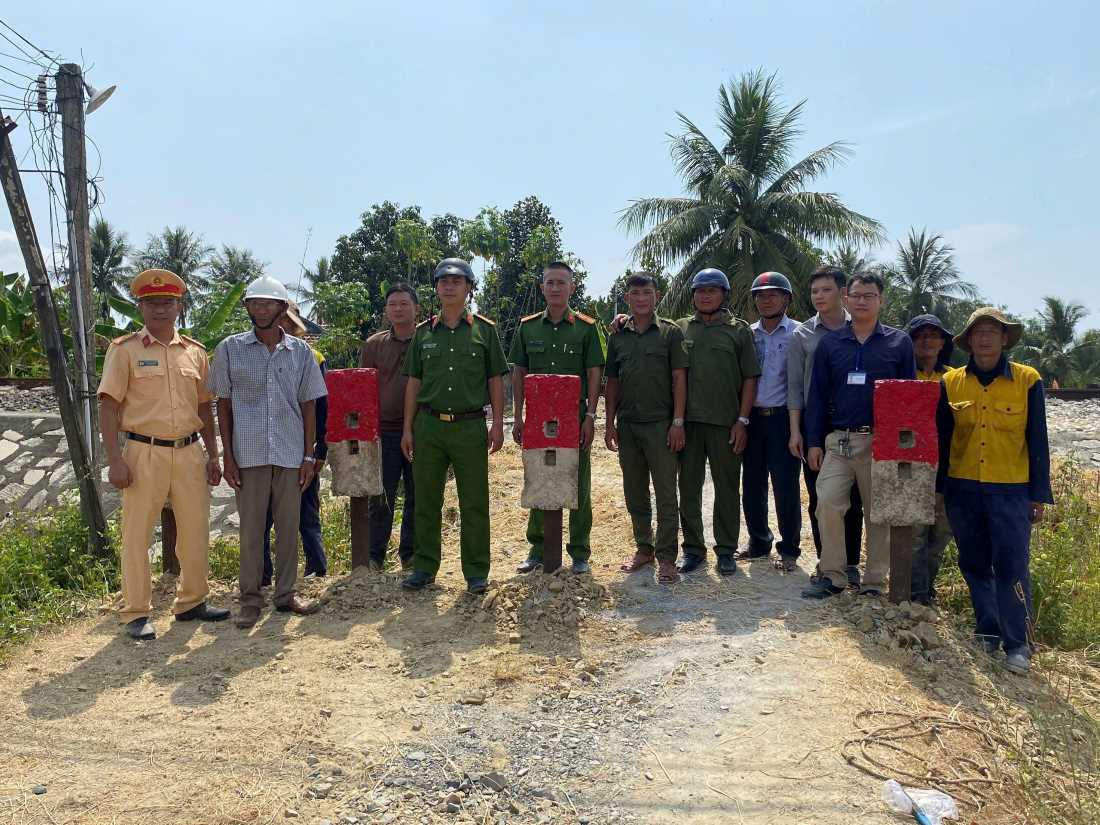 Công an xã Nam Ninh Hòa phối hợp với các đơn vị đóng lối đi tự phát qua đường sắt. Ảnh: Khánh Hòa