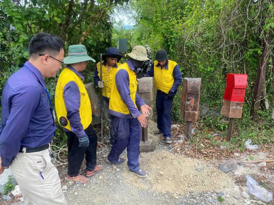 Functional units organize barricades for many railway crossings in Nam Ninh Hoa commune, Khanh Hoa province. Photo: Khanh Hoa