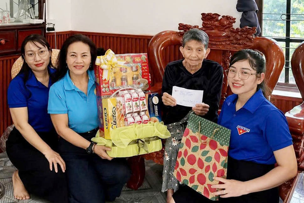 Grassroots Trade Union of Pisico Binh Dinh Corporation - JSC visits and presents gifts to Vietnamese Heroic Mother Dang Thi Ny (born 1936). Photo: Vy Vy