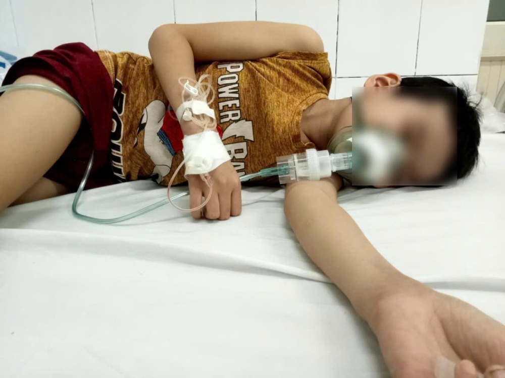 For nearly 3 years, the journey of treatment of baby boy Bach Quoc Tuan has been a long series of days in the hospital... Photo: Family provided