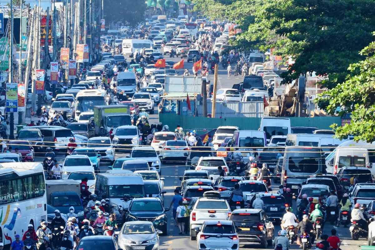 Lưu thông ùn ứ trên tuyến đường Thùy Vân chạy dọc Bãi Sau. Ảnh: Toàn Phạm