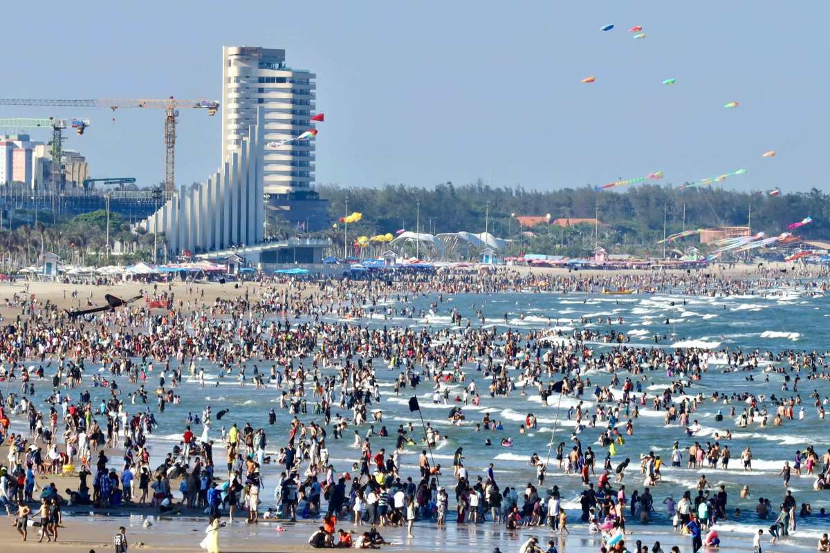 Welcoming more than 70,000 visitors, Vung Tau beach is crowded on the first day of the 30th holiday. 4. Photo: Toan Pham