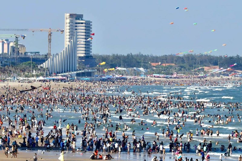 4月30日の連休初日に混雑するブンタウの海岸のイメージ