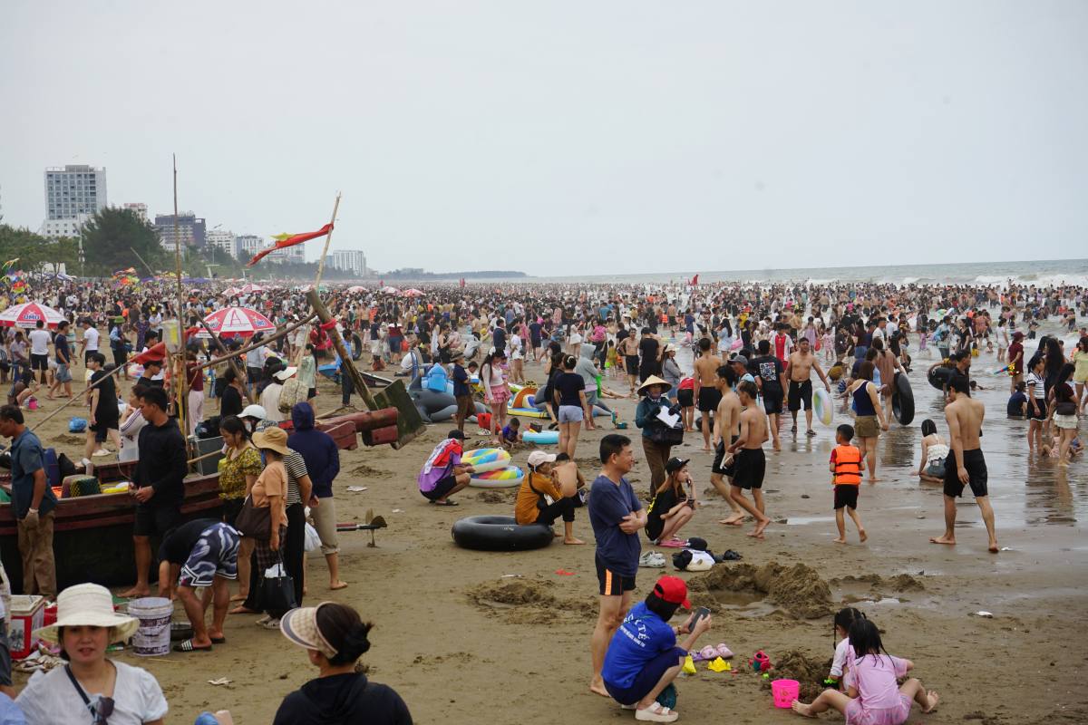 Dù thời tiết không nắng nóng, tuy nhiên các bãi tắm ở biển Sầm Sơn vẫn kín đặc người. Ảnh: Quách Du