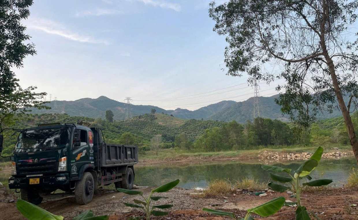Tang vật các đối tượng khai thác cát trái phép ở hồ Suối Dầu bị cơ quan chức năng phát hiện và tạm giữ. Ảnh: Khánh Hòa