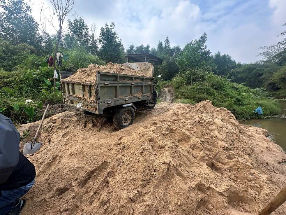 Tang vật liên quan đến hành vi khai thác cát trái phép. Ảnh: Công an thành phố Đồng Nai