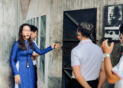 The fire of craftsmanship of people who tell historical stories forever. Photo: Mai Anh.
