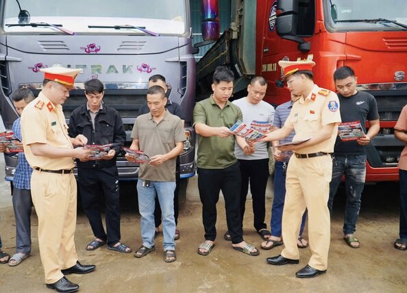 Traffic Police force strengthens propaganda and handles traffic violations during holidays. Photo: Traffic Police Department