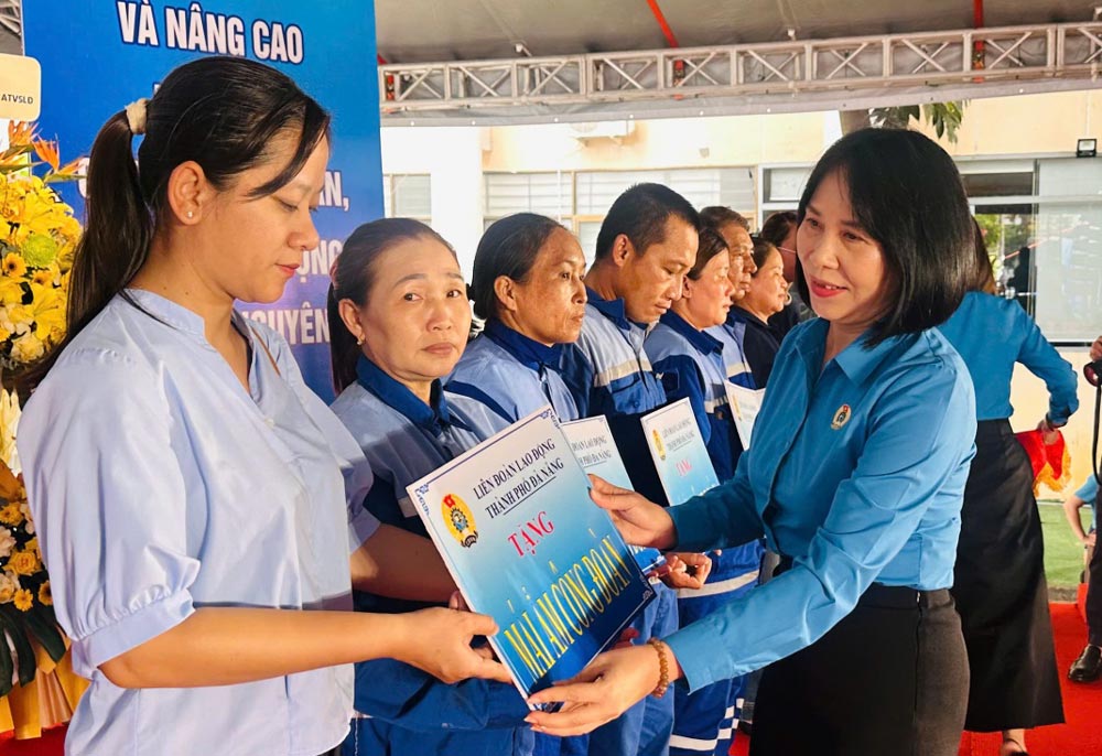 Leaders of the Da Nang City Labor Federation present Trade Union Warm Houses to union members at the launching ceremony of Workers' Month 2026. Photo: Da Nang Trade Union