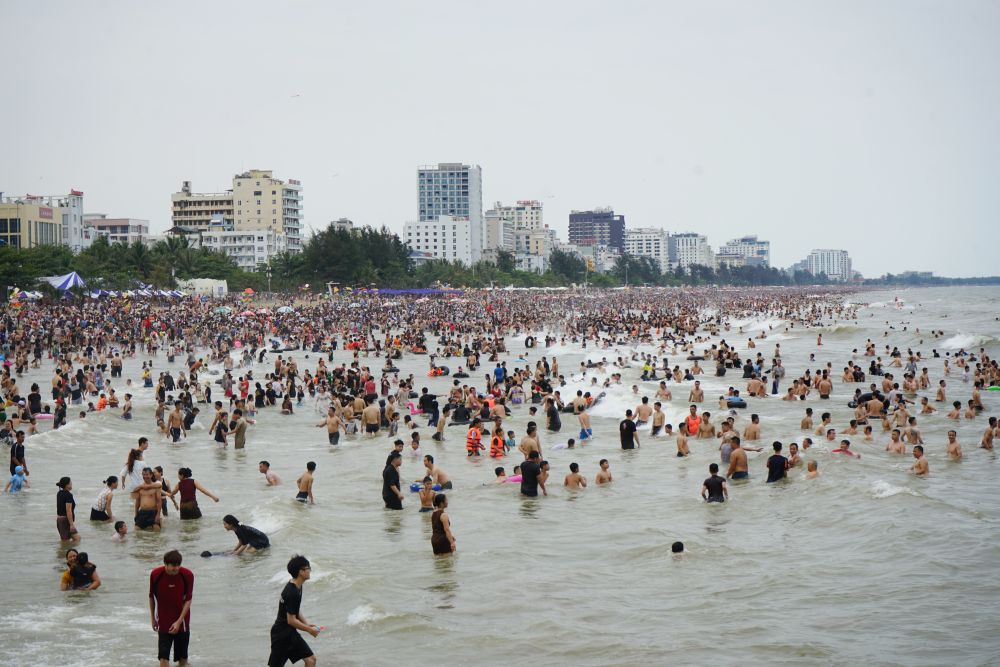 Sam Son beach is packed with tourists on the first day of the holiday. Photo: Quach Du