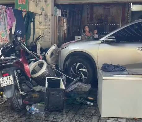 Ô tô lao vào nhà dân. Ảnh: Bạn đọc cung cấp