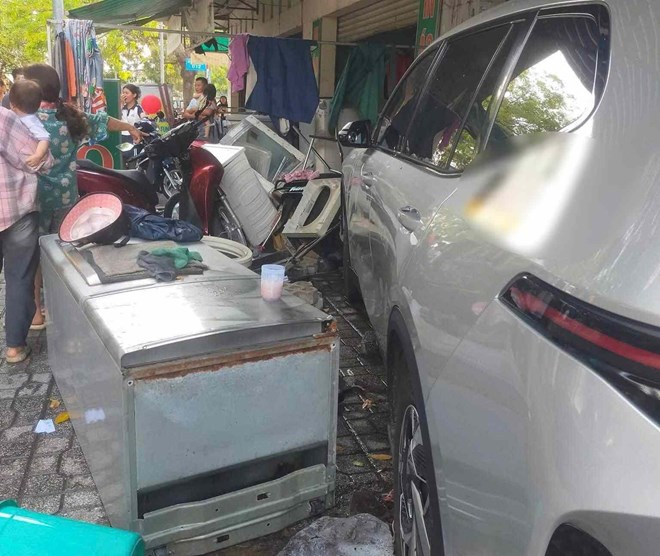 Ôtô lao vào nhà dân ở TPHCM, một người đi cấp cứu