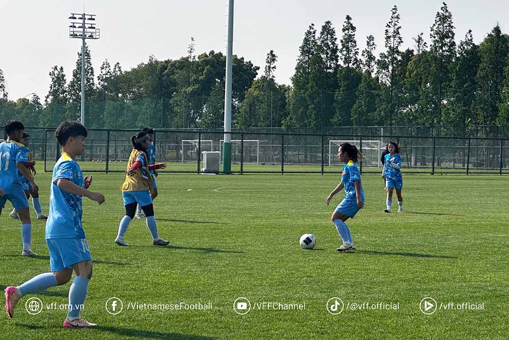 Vietnam U17 women's team reviews forces before the match against Thailand U17 at the 2026 AFC U17 Women's Championship. Photo: VFF