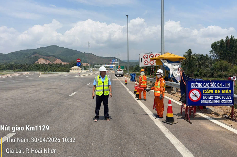 Lực lượng túc trực, hướng dẫn phương tiện ra vào cao tốc. Ảnh: Quang Bát