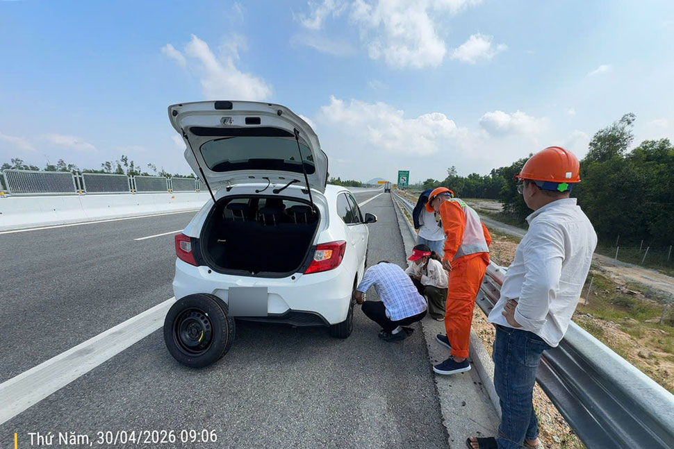 Xe con bị thủng lốp trên tuyến cao tốc Hoài Nhơn - Quy Nhơn. Ảnh: Quang Bát