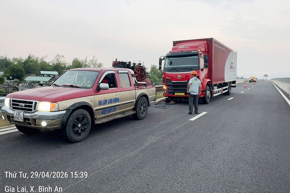 Xe đầu kéo gặp sự cố hỏng lốp trên tuyến cao tốc Hoài Nhơn - Quy Nhơn. Ảnh: Quang Bát