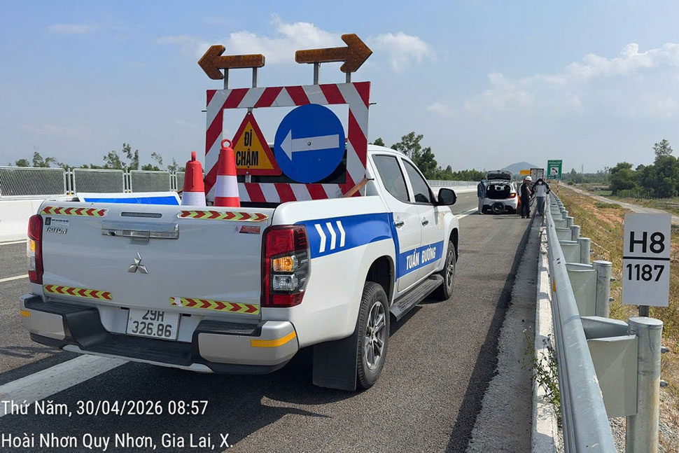 Xe tuần đường hỗ trợ phương tiện khắc phục sự cố trên tuyến cao tốc. Ảnh: Quang Bát