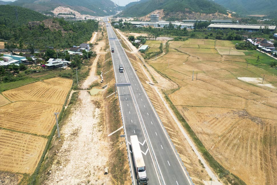 Cao tốc Bắc - Nam qua tỉnh Quảng Ngãi và Gia Lai thông tuyến từ trưa 29.4. Ảnh: Hoài Phương