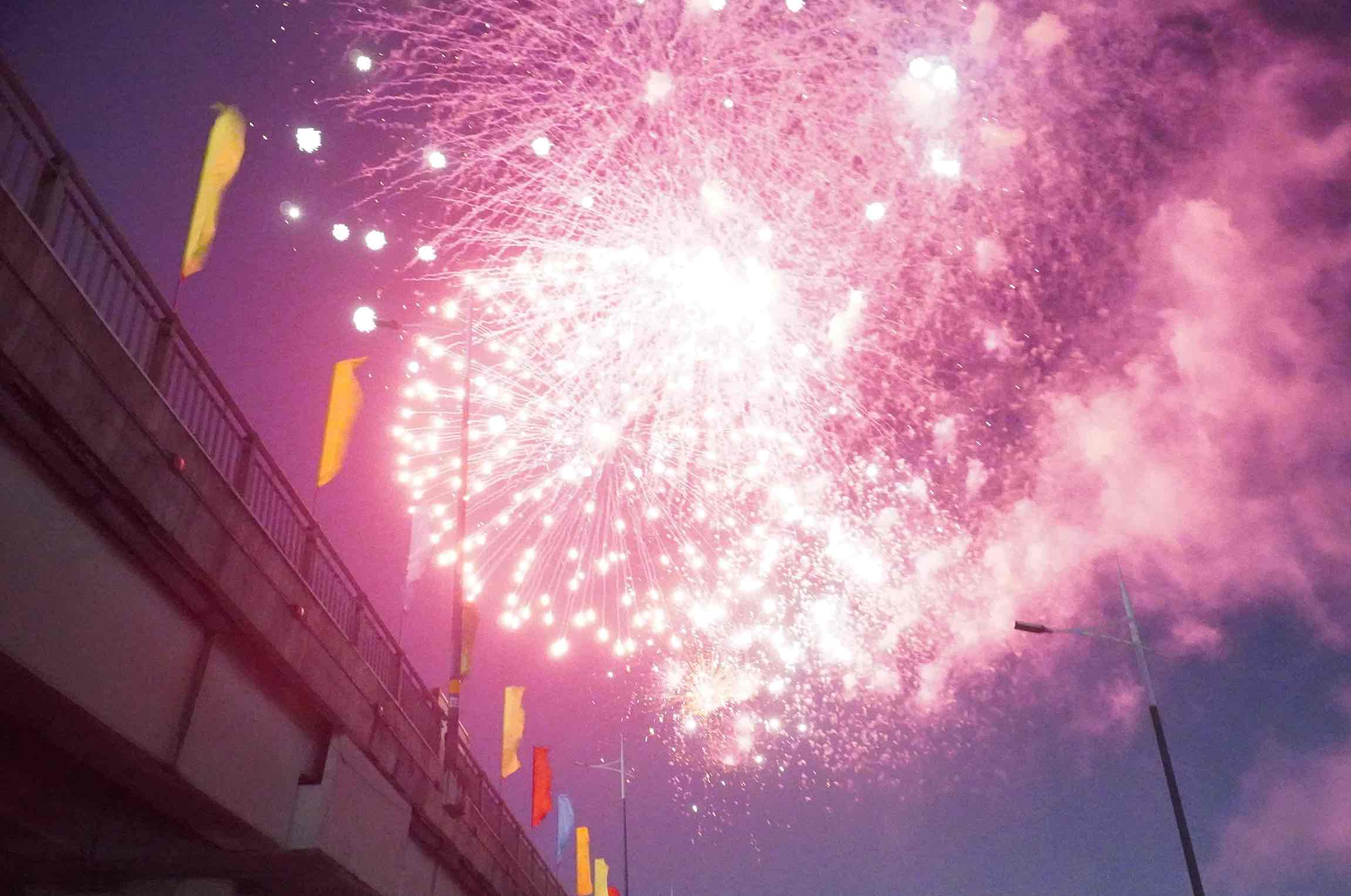 Hơn 21h ngày 30.4, loạt pháo hoa đầu tiên khai hỏa trong sự vỡ òa chờ đợi của người dân thành phố Đồng Nai. Ảnh: HAC