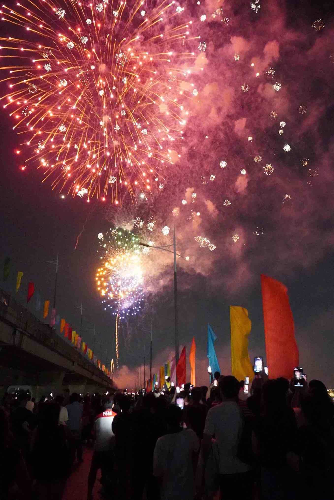 Nhiều người dân thành phố Đồng Nai đánh giá đợt này màn bắn pháo hoa đẹp hơn, xem sướng mắt hơn. Ảnh: HAC