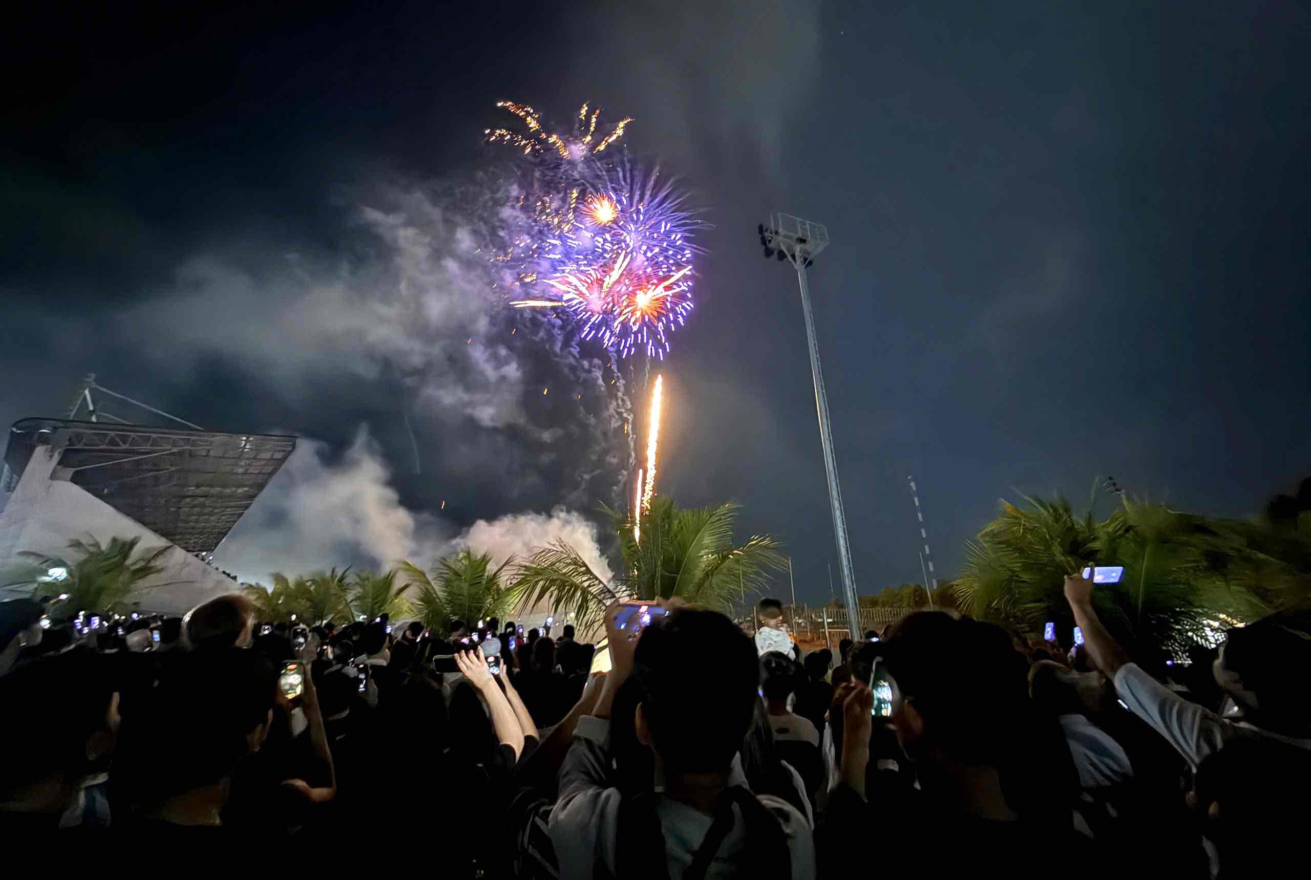 Cảnh xem bắn pháo hoa tại phường Tân Phú mới thành lập. Ảnh: Như Quỳnh