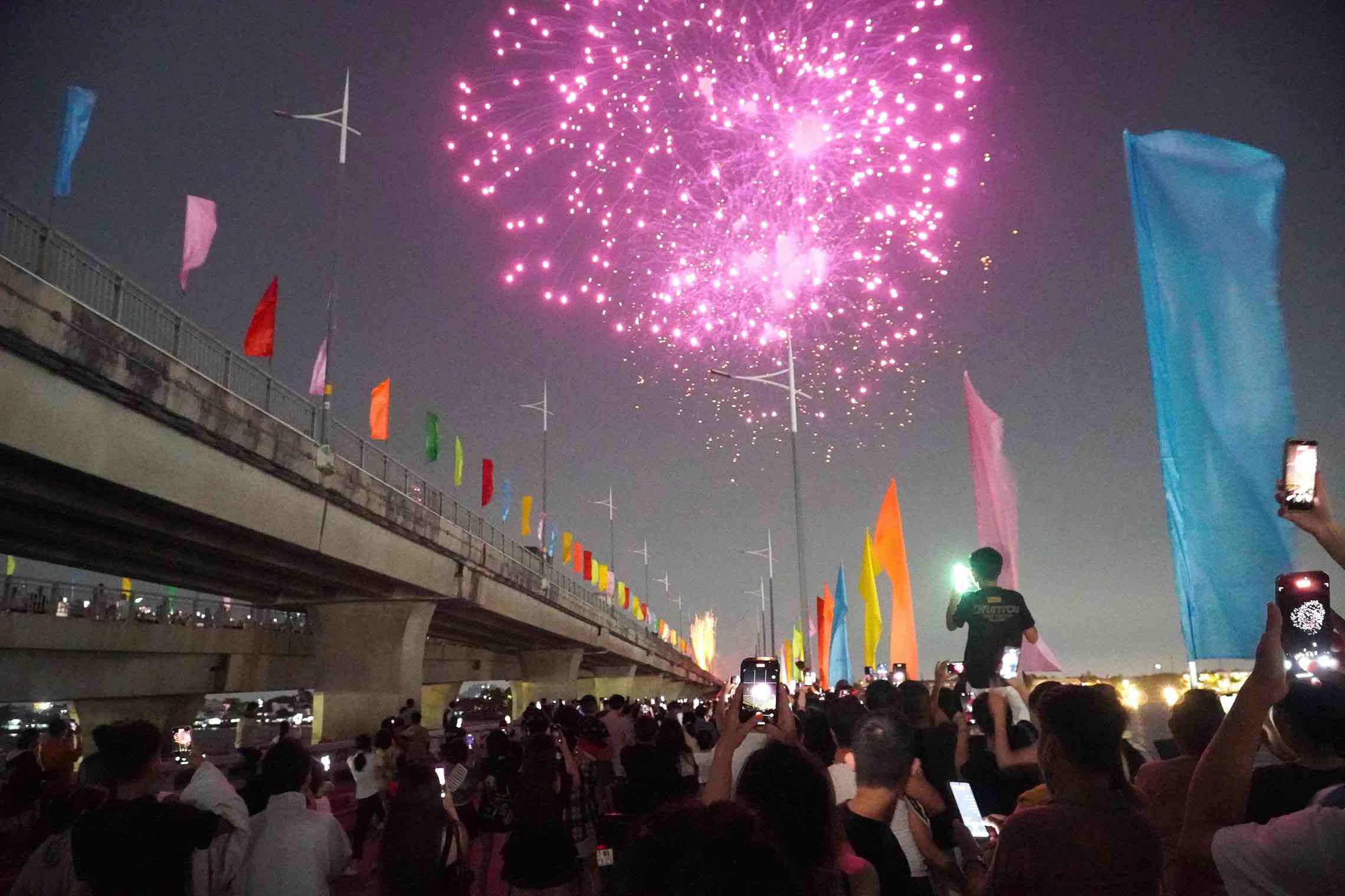 People in Dong Nai city watch fireworks on Hoa An bridge on the evening of 30. 4. Photo: HAC