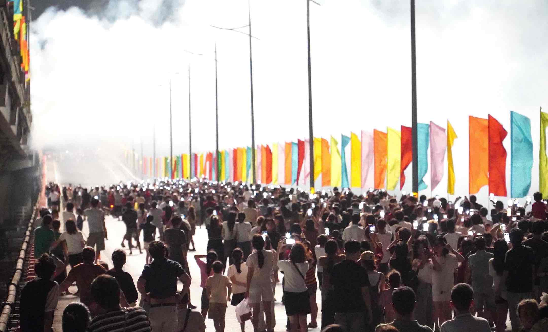  2 bên cầu Hóa An dòng người đứng chật kín. Ảnh: HAC