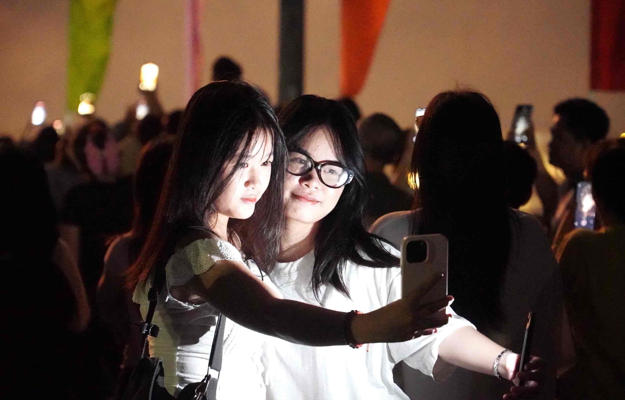 Các bạn trẻ ghi lại khoảnh khắc ý nghĩa. Ảnh: HAC