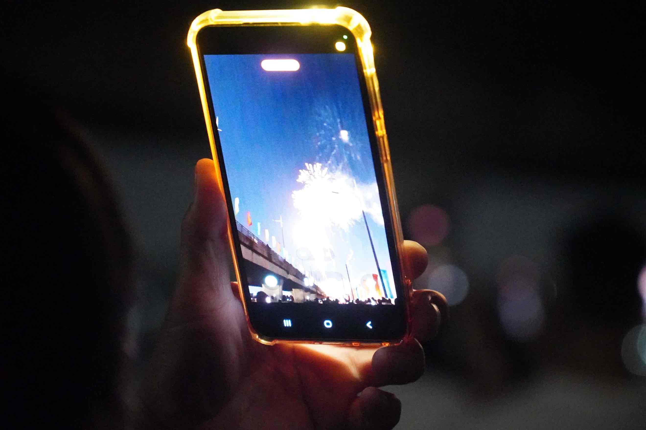 Nhiều người dùng điện thoại quay video để làm kỷ niệm. Ảnh: HAC