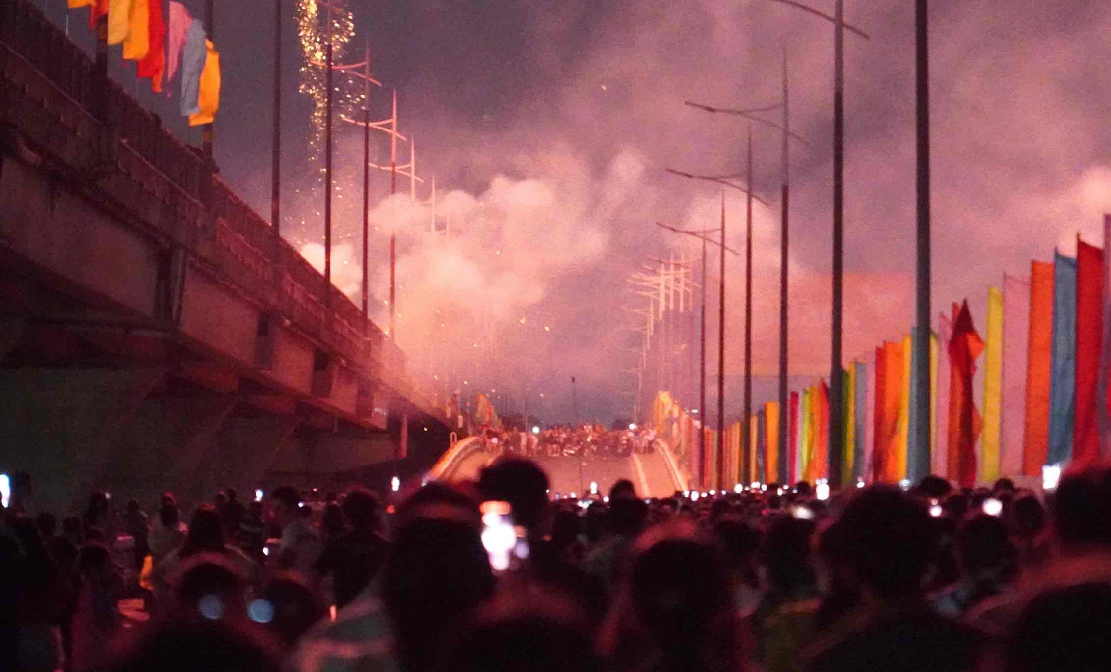 Khu vực cầu Hóa An, phường Trấn Biên bắn pháo hoa tầm cao, từ sớm hàng ngàn người dân đã đứng vây quanh khu vực này. Ảnh: HAC