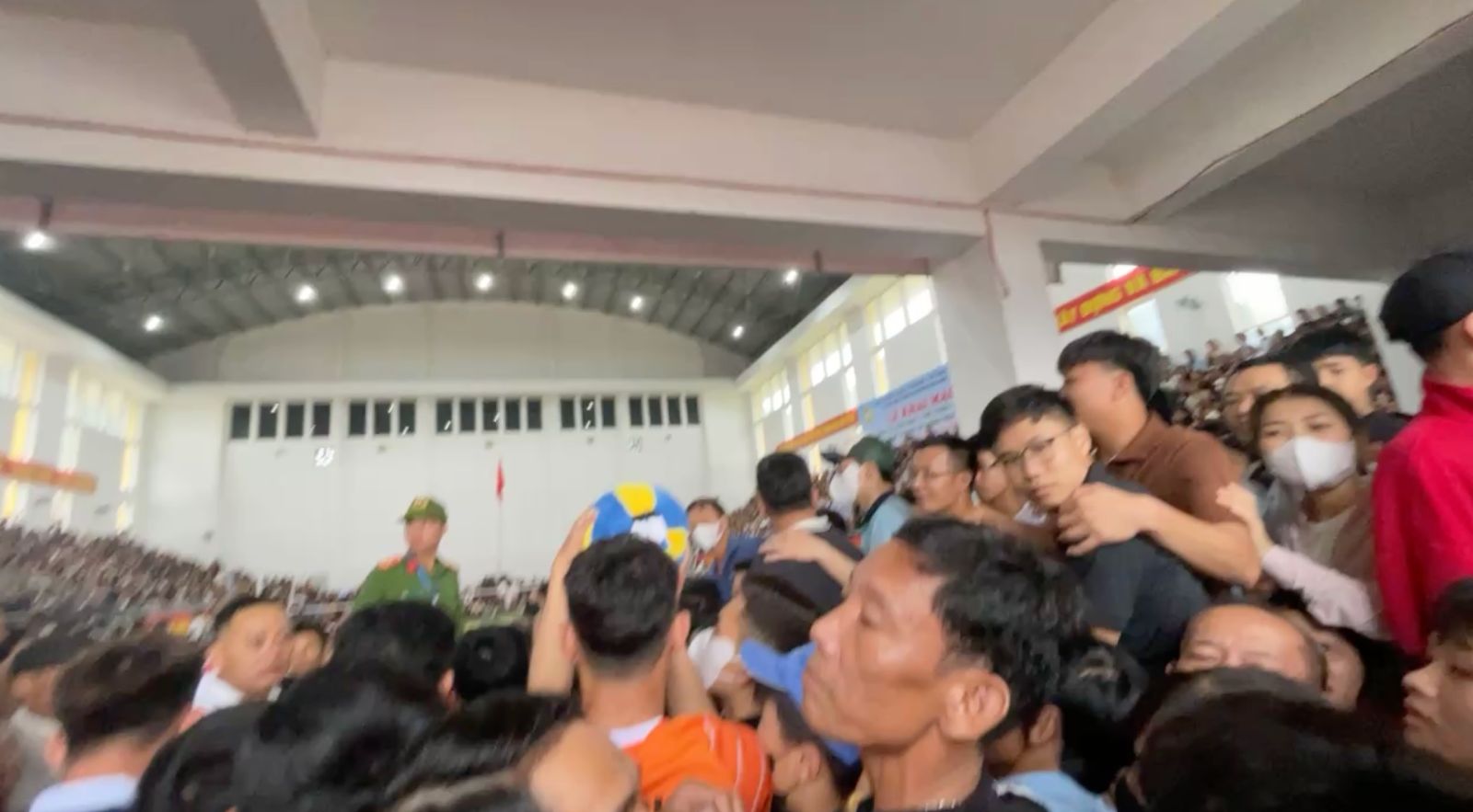 Overload of spectators coming to watch the final match of the village volleyball tournament in Quang Tri. Photo cut from video