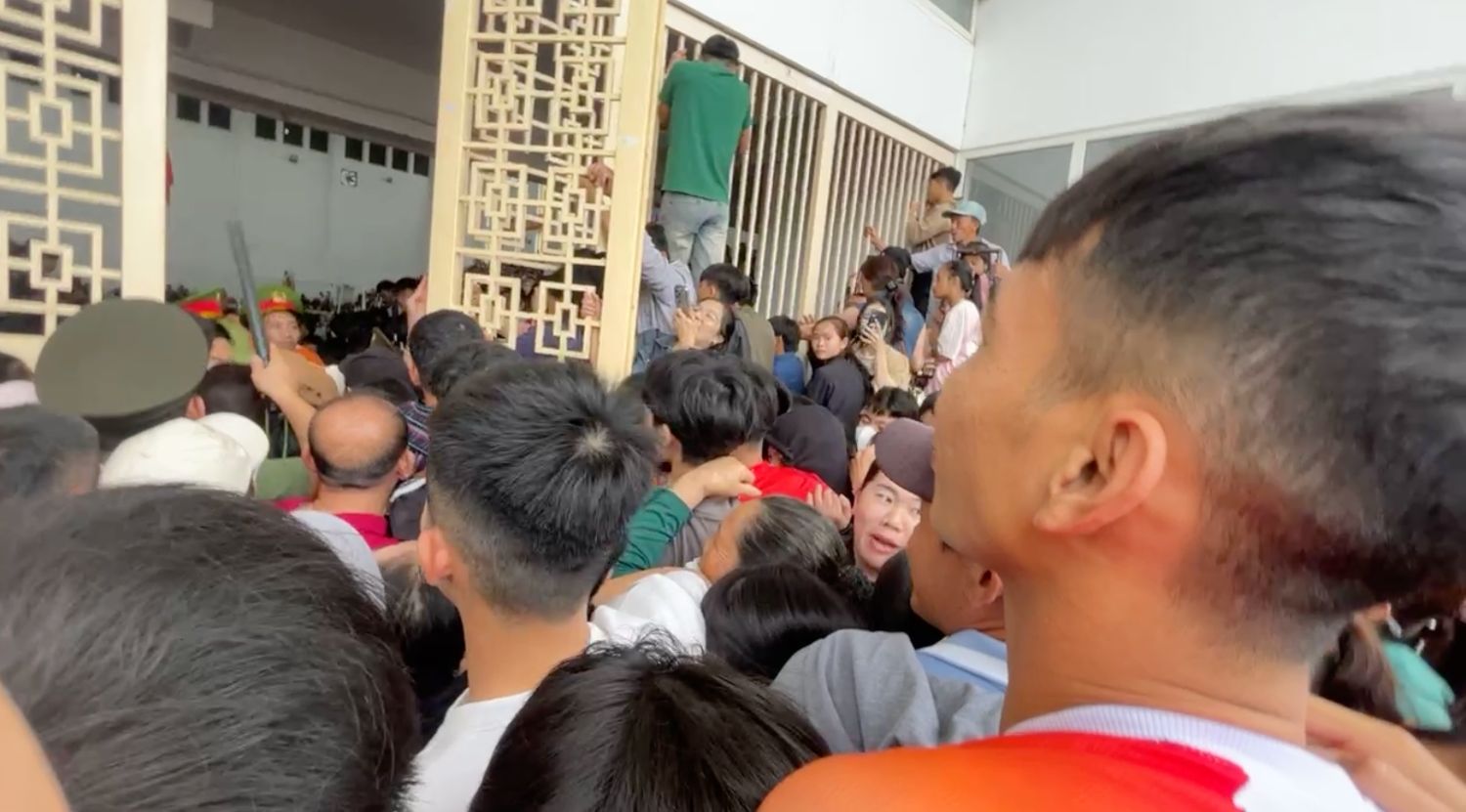 Khán giả chen lấn, xô đẩy xem trận chung kết giải bóng chuyền hội làng ở Quảng Trị. Ảnh cắt từ video