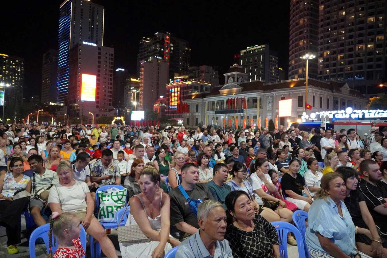 Hàng nghìn người dân và du khách xem biểu diễn nghệ thuật tại Quảng trường 2-4 đêm 30.4. Ảnh: Phương Linh