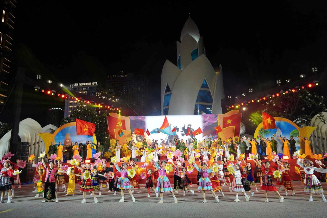 Khanh Hoa organizes a special art program to celebrate the 51st anniversary of the Liberation of the South and national reunification. Photo: Phuong Linh