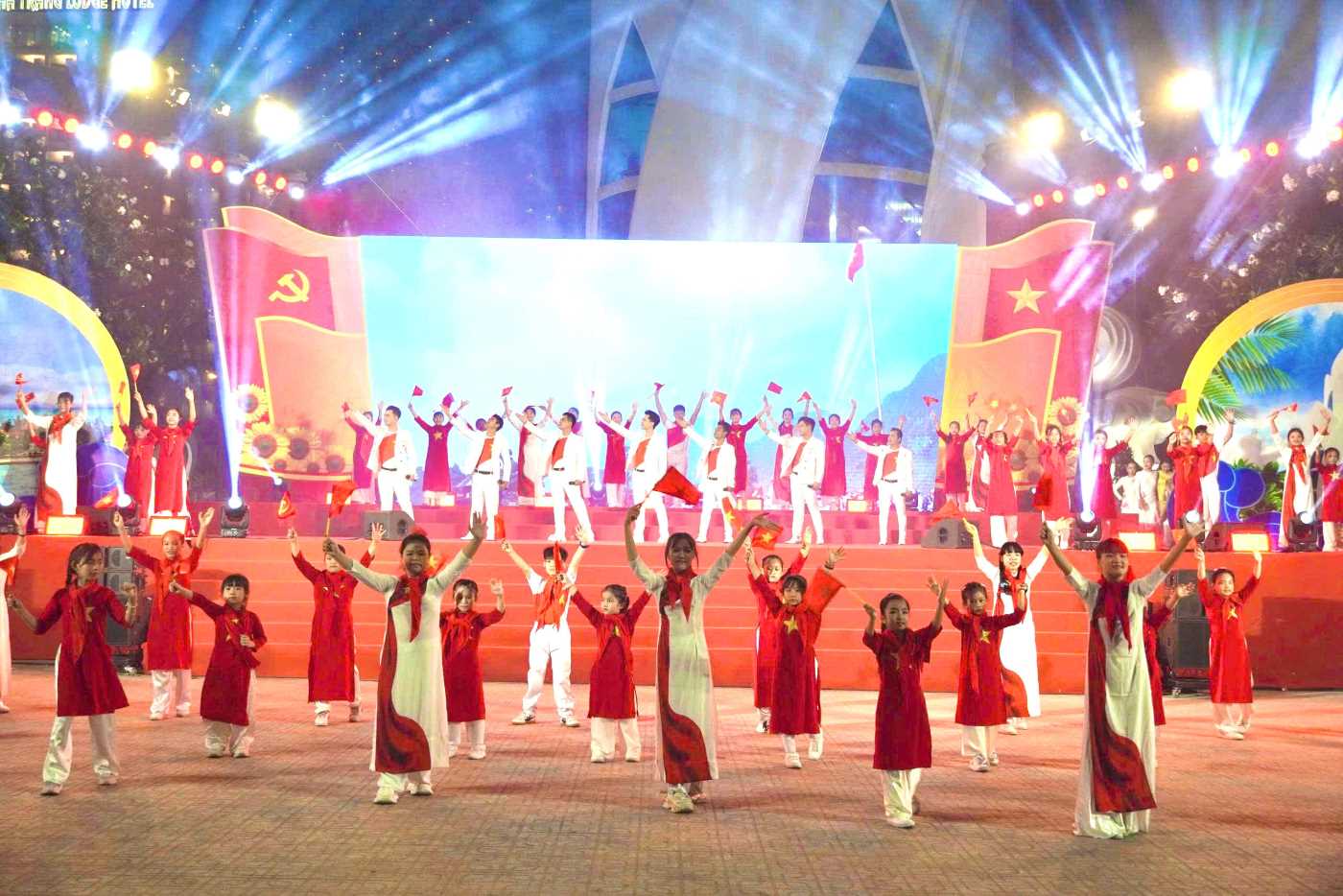 Chương trình nghệ thuật với chủ đề Khánh Hòa - 51 năm những bài ca chiến thắng. Ảnh: Phương Linh