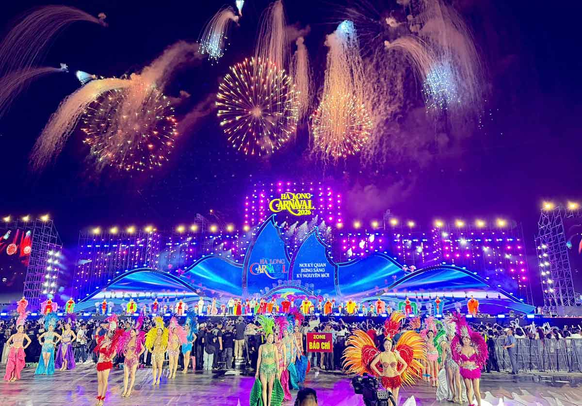 Chương trình khai mạc tại sân khấu chính 80.000 khán giả ở quảng trường 30.10 (phường Hạ Long). Ảnh: Đoàn Hưng