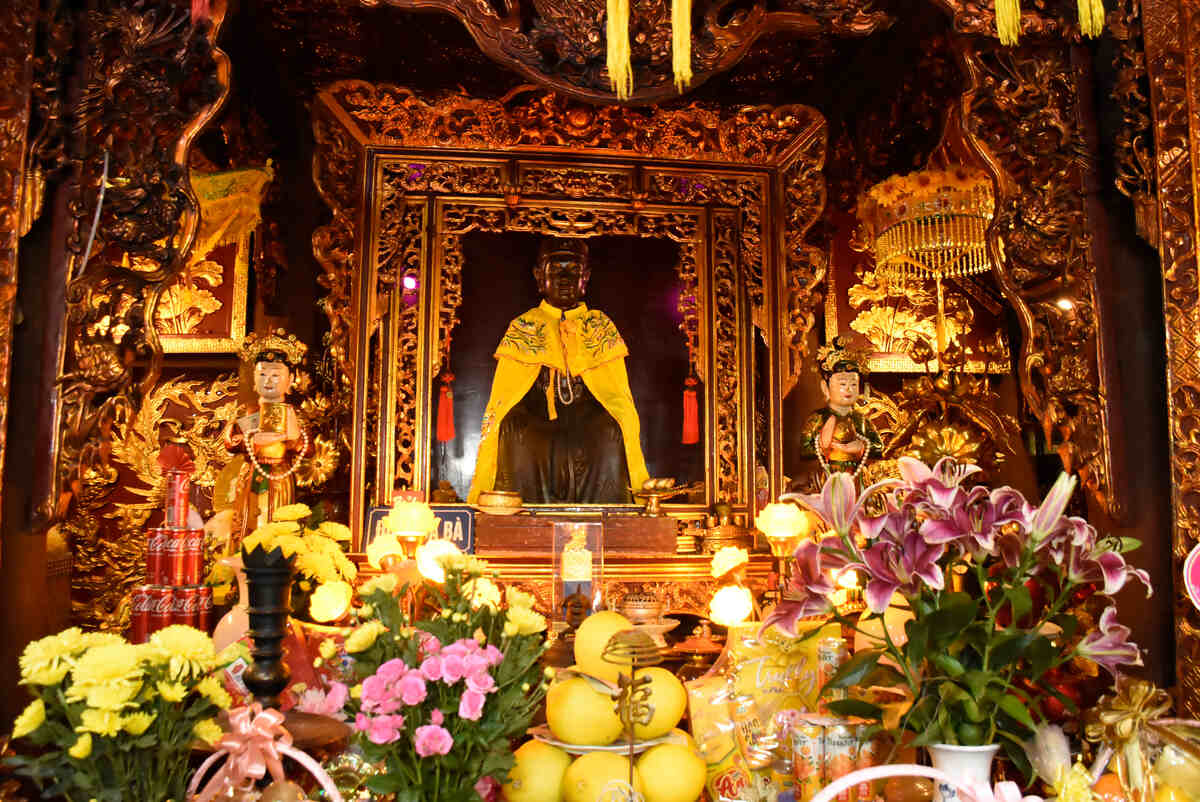 Tượng Vua Bà được đặt thờ trong hậu cung của miếu. Ảnh: Nguyễn Huệ